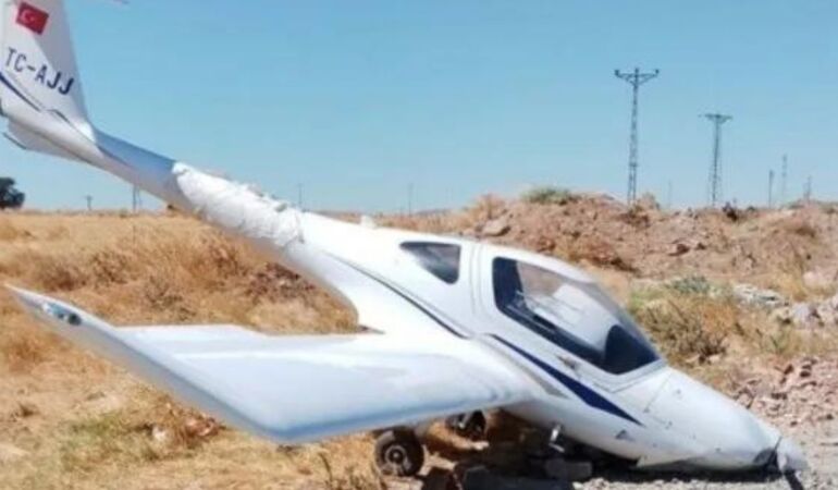 Çanakkale Ezine'de bir özel eğitim uçağı tarlaya acil iniş yaptı