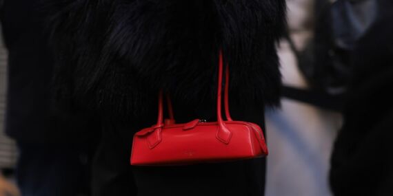 Çanta trendlerinde yeni bir yönelim: ‘Pencil Case’ ve ‘Chocolate Bar’ tarzı çantalar