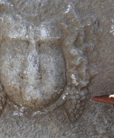 Çorum'da 'Dionysos' kabartmalı ağırlık taşı bulundu