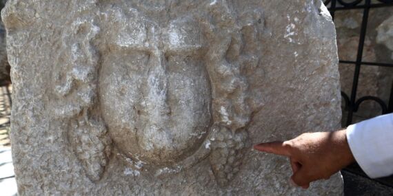 Çorum’da ‘Dionysos’ kabartmalı ağırlık taşı bulundu