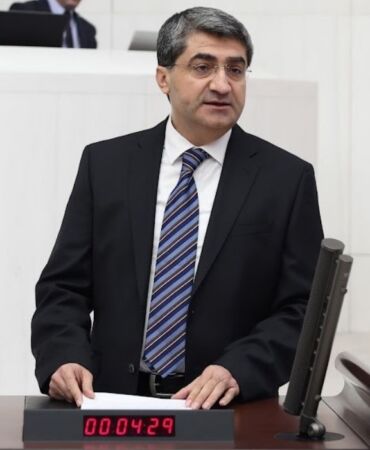 DEVA Parti'li Ekmen'den, Zehra Kınık'ın yargılanma sürecine tepki 'Sadece vergiden değil, yargıdan da kaçınmayı biliyorlar'