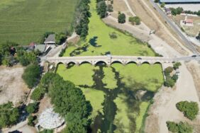 Debisi düşen Tunca Nehri kenarındaki yolda çökme oluştu