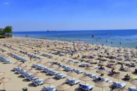Emekliler halk plajlarında şezlong ve şemsiyeleri ücretsiz kullanabilecek