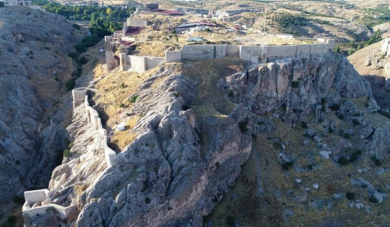 Harput Kalesi’nde 1000 yıllık ‘sanayi sitesi’ gün yüzüne çıkarıldı
