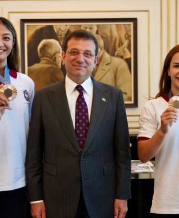 İmamoğlu İBB Spor Kulübü'nün olimpiyat madalyalı kadın sporcularını tebrik etti