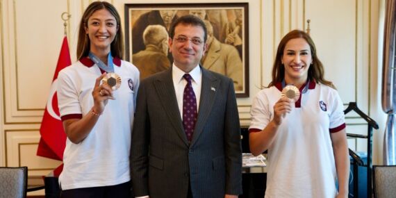 İmamoğlu İBB Spor Kulübü’nün olimpiyat madalyalı kadın sporcularını tebrik etti