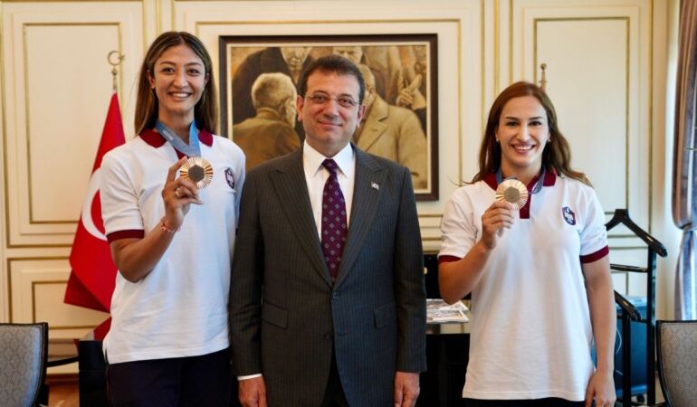 İmamoğlu İBB Spor Kulübü’nün olimpiyat madalyalı kadın sporcularını tebrik etti