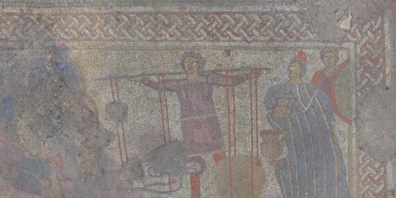 İngiltere’de yapılan kazılarda 2 bin yıllık mozaik bulundu