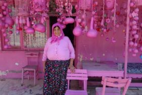 Isparta Sav'da yaşayan pembe renk hayranı Sakine Akkul 'Elimden gelse çocuklarımı da pembeye boyayacağım'