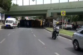 İstanbul Bakırköy'de kaza Tır, otobüsün üzerine devrildi, 8 kişi yaralandı
