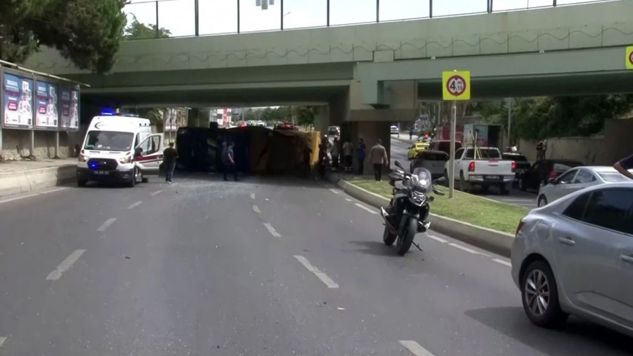 İstanbul Bakırköy'de kaza Tır, otobüsün üzerine devrildi, 8 kişi yaralandı