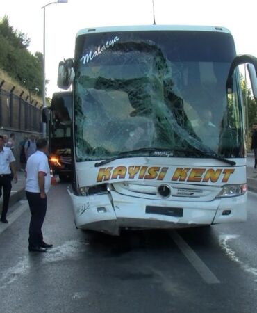 İstanbul-Üsküdar’da şehirlerarası yolcu otobüsü, İETT otobüsüne çarptı 3 yaralı