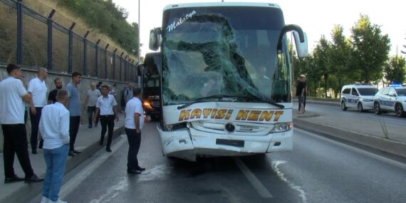 İstanbul-Üsküdar’da şehirlerarası yolcu otobüsü, İETT otobüsüne çarptı: 3 yaralı