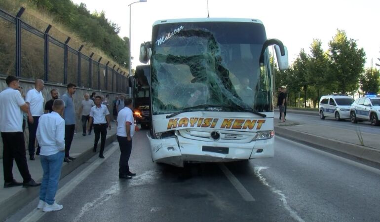 İstanbul-Üsküdar’da şehirlerarası yolcu otobüsü, İETT otobüsüne çarptı: 3 yaralı