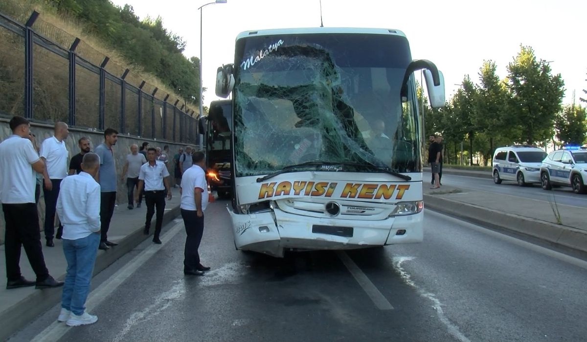 İstanbul-Üsküdar’da şehirlerarası yolcu otobüsü, İETT otobüsüne çarptı 3 yaralı