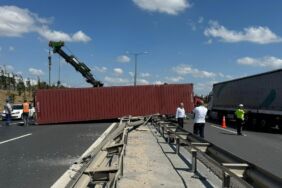 İstanbul'da TEM Otoyolu'nda tır devrildi