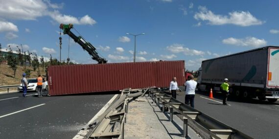 İstanbul’da TEM Otoyolu’nda tır devrildi