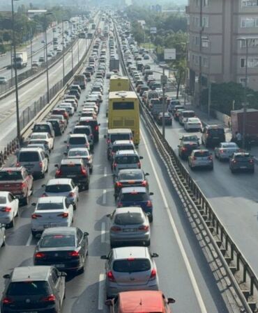 İstanbul'da metrobüs hattındaki Beyaz Yol çalışması trafik yoğunluğu oluşturdu