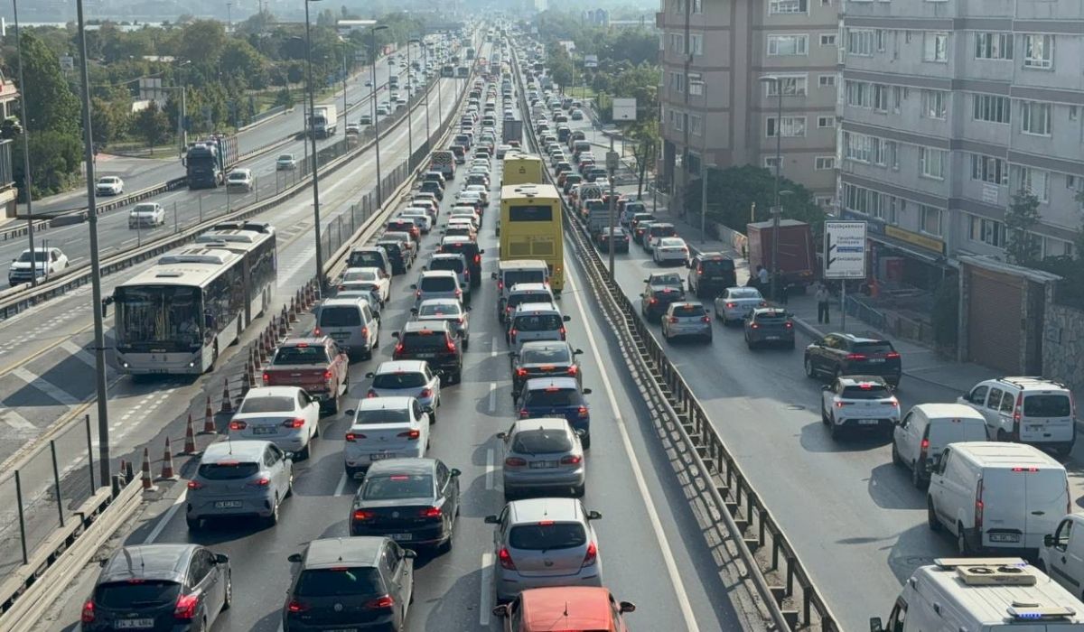 İstanbul'da metrobüs hattındaki Beyaz Yol çalışması trafik yoğunluğu oluşturdu