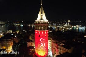 İstanbul'un tarihi mekanları 'Zafer Bayramı' ışıklarıyla aydınlandı