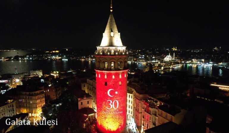 İstanbul'un tarihi mekanları 'Zafer Bayramı' ışıklarıyla aydınlandı
