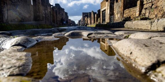 İtalya’da bir antik kentin duvarına yazı yazan turiste 60 bin avro ceza