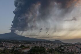 İtalya'daki Etna Yanardağı lav püskürtmeye başladı