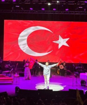 İzleyicilerden büyük alkış... Ata Demirer sahnesinde Türk bayrağı dalgalandırdı