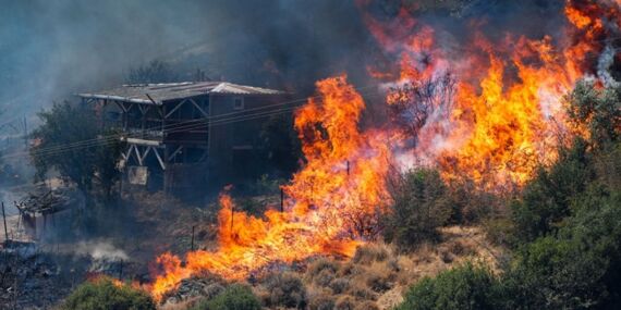 İzmir ve Manisa’daki orman yangınlarına müdahale sürüyor