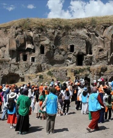 Kamp için Bitlis'e gelen gençler, bölgenin tarihi ve doğal güzelliklerini keşfediyor