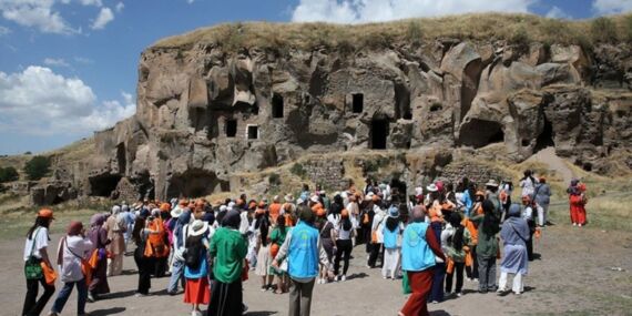 Kamp için Bitlis’e gelen gençler, bölgenin tarihi ve doğal güzelliklerini keşfediyor