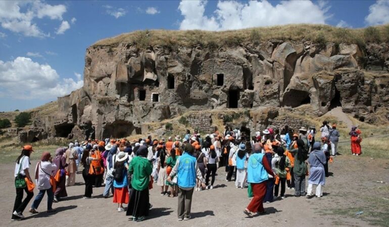Kamp için Bitlis’e gelen gençler, bölgenin tarihi ve doğal güzelliklerini keşfediyor
