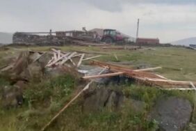 Kars'ta hortum evlerin çatılarını uçurdu