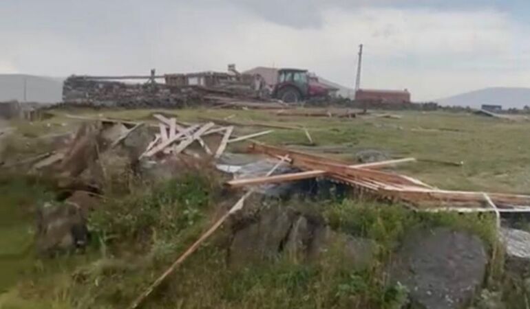 Kars’ta hortum evlerin çatılarını uçurdu