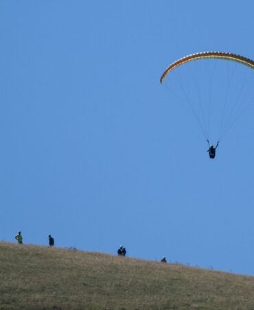 Kars'ta yamaç paraşütü pilotları Ani için uçtu