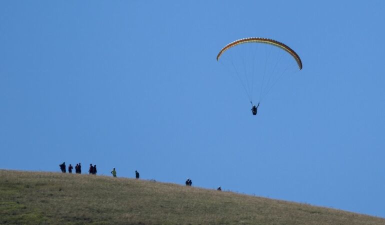 Kars’ta yamaç paraşütü pilotları Ani için uçtu