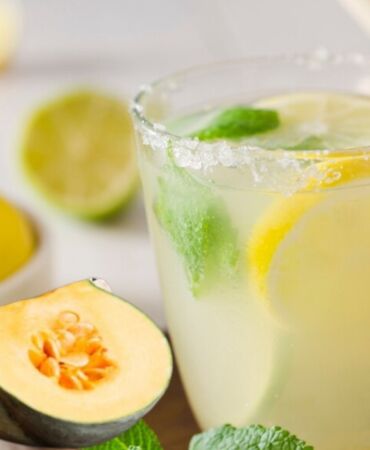 Kavurucu yaz sıcaklarına serin bir mola Kavunlu limonata tarifi..