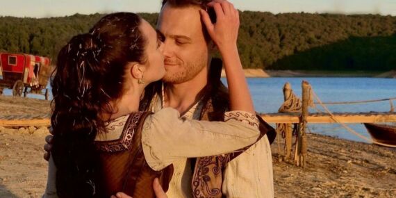 Kerem Bürsin ve Melis Sezen’li ‘Son Of A Rich’in setinden ilk romantik kareler!