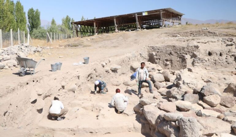 Kınık Höyük’te Orta Bronz Çağı’na ait sur kalıntıları ve yerleşim yeri bulundu