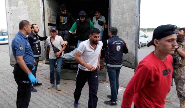 Kırklareli’nde kamyonet kasasında 32 düzensiz göçmen yakalandı.