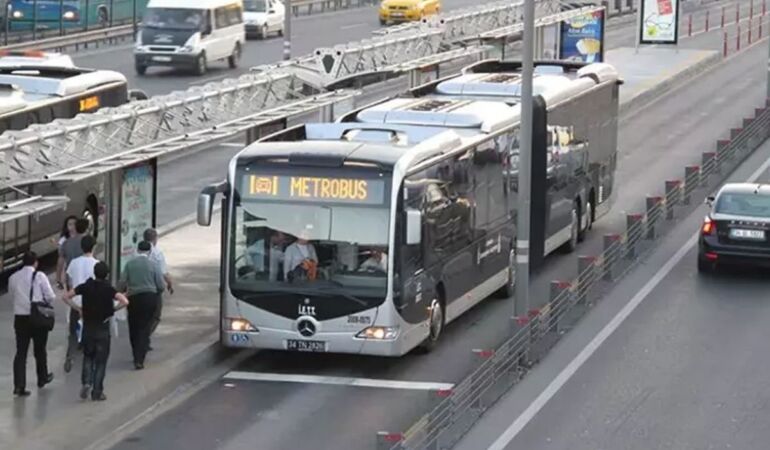 Yenibosna metrobüs durağı üst geçit çalışmaları dolayısıyla D-100 kara yolu trafiğe kapatılacak