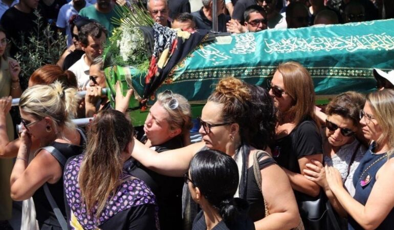 Muğla'daki kadın cinayetine, kadınlardan tepki Katledilen kadının naaşını omuzlarında taşıdılar