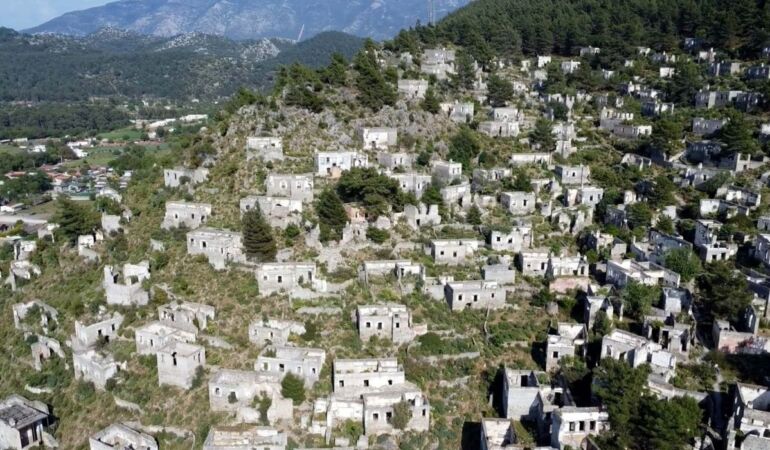 Muğla’nın ‘hayalet köyü’, havadan görüntülendi
