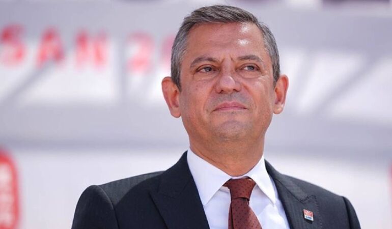 Özgür Özel’in ayağı kırıldı
