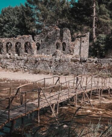 Olympos Antik Kenti, tarihi kalıntılarıyla turistlerin ilgisini çekiyor