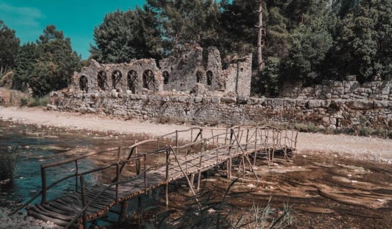 Olympos Antik Kenti, tarihi kalıntılarıyla turistlerin ilgisini çekiyor
