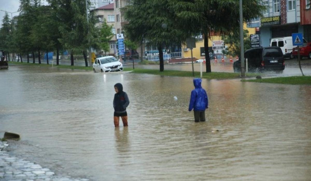 Ordu'da sağanak etkili oldu Ev ve işyerlerini su bastı