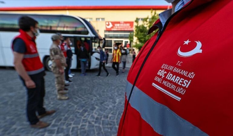 Osmaniye'de 13 Suriyeli sınır dışı edildi