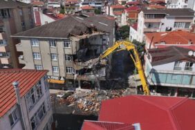 Pendik'te İETT otobüsünün çarptığı binanın yıkımına başlandı (2)