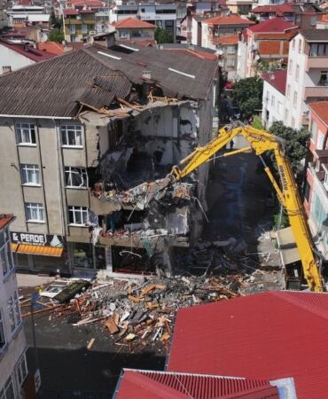 Pendik'te İETT otobüsünün çarptığı binanın yıkımına başlandı (2)